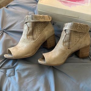 Women’s Sz 8 Ankle Boot